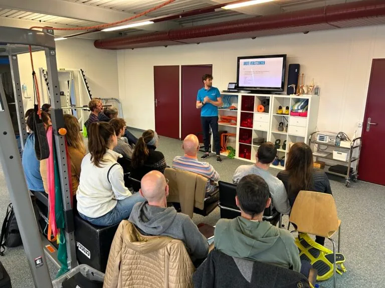 man spricht bei Vortrag für Kletterer