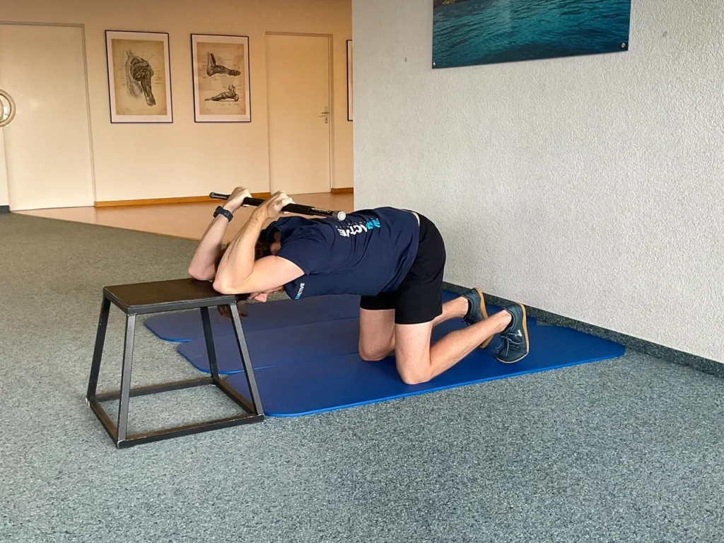 kneeling-lat-stretch