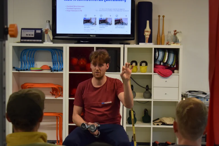 Physio zeigt Übungen für Unterarm