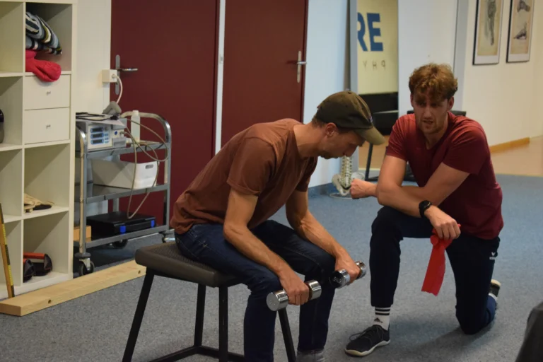 Physio zeigt Unterarm Extension