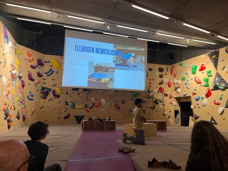 Man zeigt Übung im Boulderkino Thun